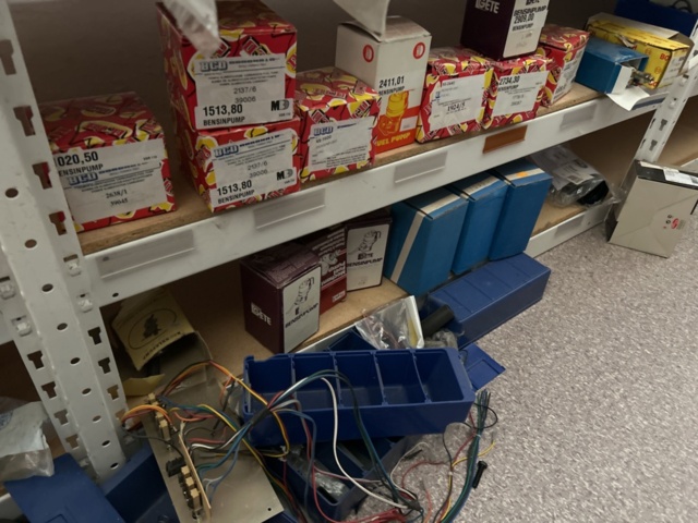 1332683-134 Reservdelslager med blandade fordonsdetaljer