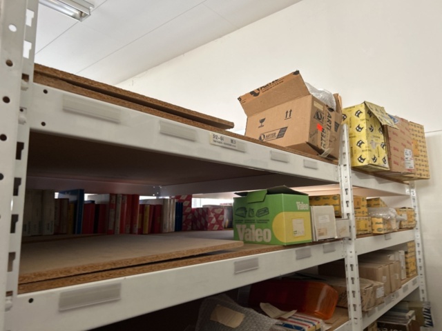 1332683-135 Reservdelslager med blandade fordonsdetaljer