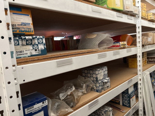 1332683-136 Reservdelslager med blandade fordonsdetaljer