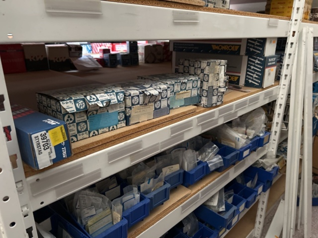 1332683-137 Reservdelslager med blandade fordonsdetaljer