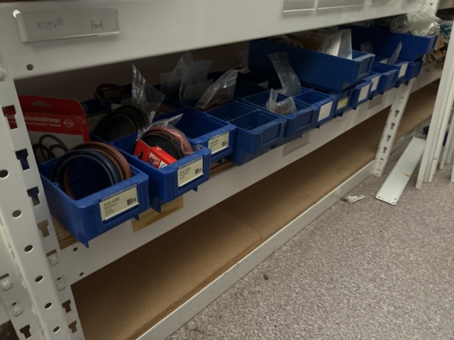 1332683-138 Reservdelslager med blandade fordonsdetaljer