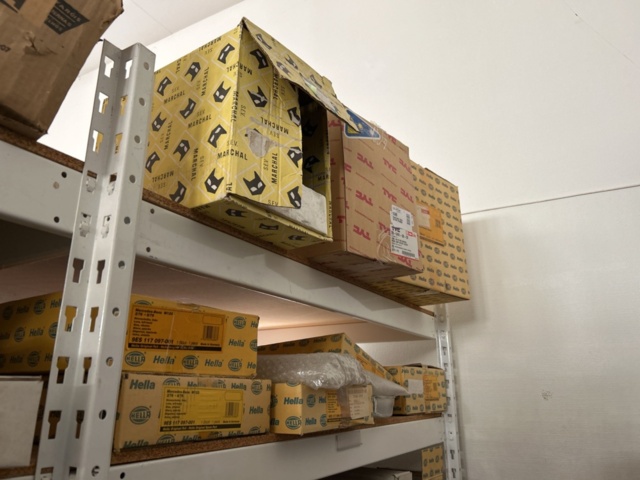 1332683-139 Reservdelslager med blandade fordonsdetaljer