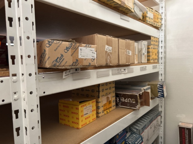 1332683-140 Reservdelslager med blandade fordonsdetaljer