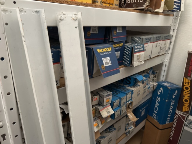 1332683-141 Reservdelslager med blandade fordonsdetaljer