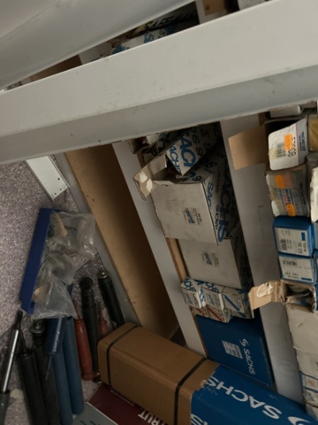 1332683-142 Reservdelslager med blandade fordonsdetaljer