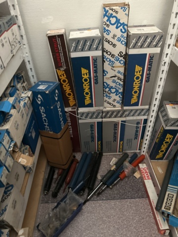 1332683-143 Reservdelslager med blandade fordonsdetaljer