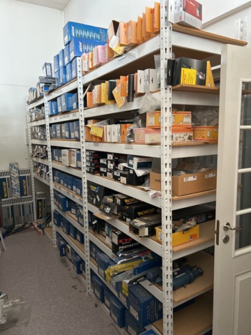 1332683-144 Reservdelslager med blandade fordonsdetaljer