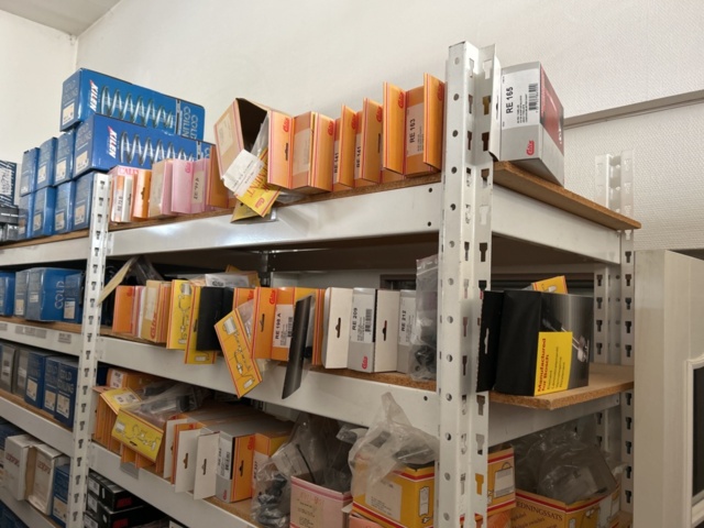 1332683-145 Reservdelslager med blandade fordonsdetaljer