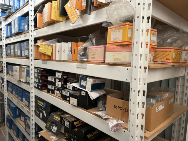 1332683-146 Reservdelslager med blandade fordonsdetaljer