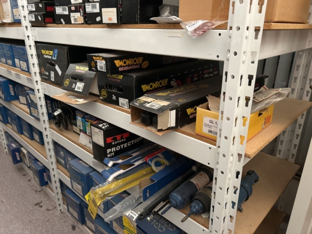 1332683-147 Reservdelslager med blandade fordonsdetaljer