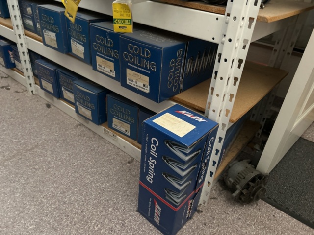 1332683-148 Reservdelslager med blandade fordonsdetaljer