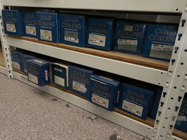 1332683-152 Reservdelslager med blandade fordonsdetaljer