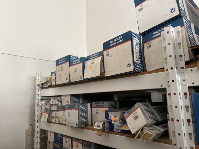 1332683-153 Reservdelslager med blandade fordonsdetaljer