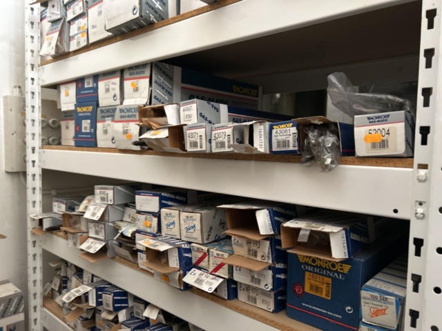 1332683-154 Reservdelslager med blandade fordonsdetaljer