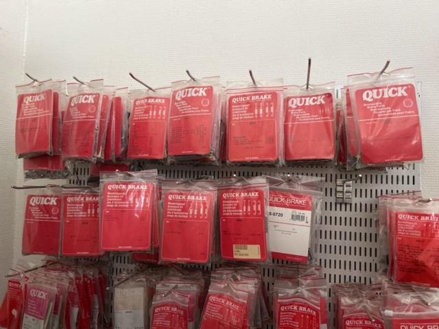 1332683-157 Reservdelslager med blandade fordonsdetaljer