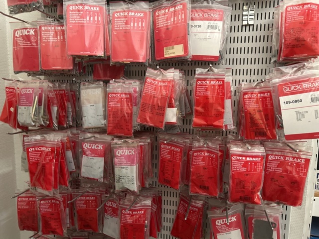 1332683-158 Reservdelslager med blandade fordonsdetaljer