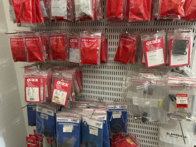 1332683-159 Reservdelslager med blandade fordonsdetaljer