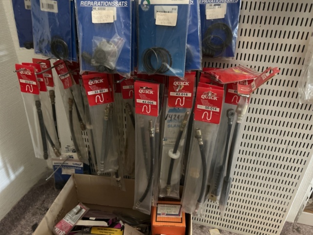 1332683-160 Reservdelslager med blandade fordonsdetaljer