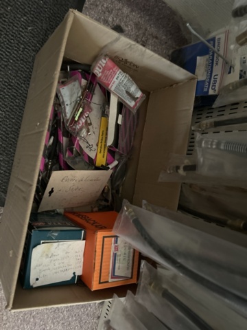 1332683-161 Reservdelslager med blandade fordonsdetaljer