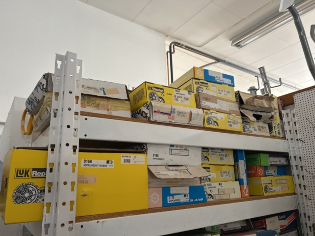 1332683-162 Reservdelslager med blandade fordonsdetaljer