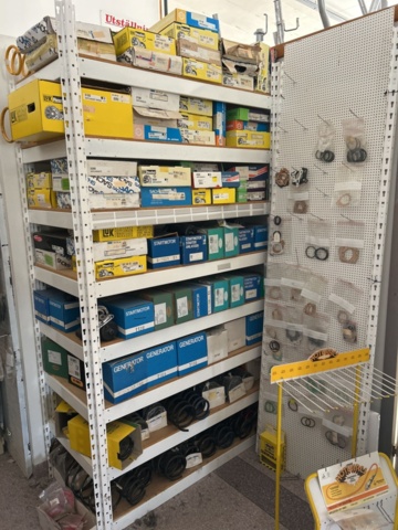 1332683-163 Reservdelslager med blandade fordonsdetaljer