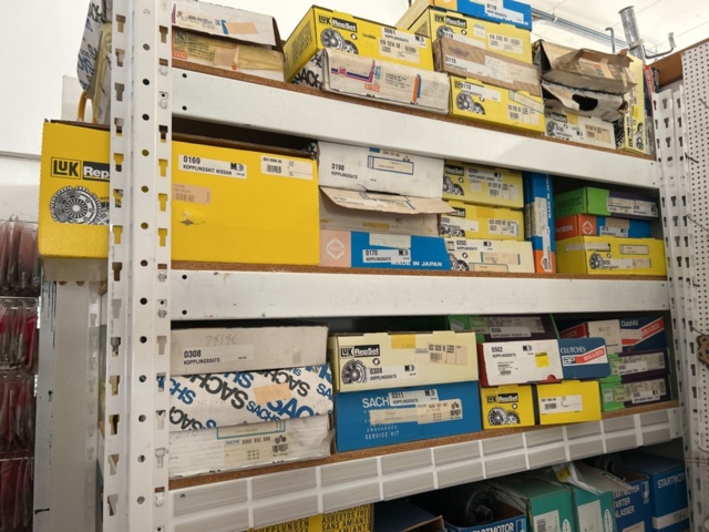 1332683-164 Reservdelslager med blandade fordonsdetaljer