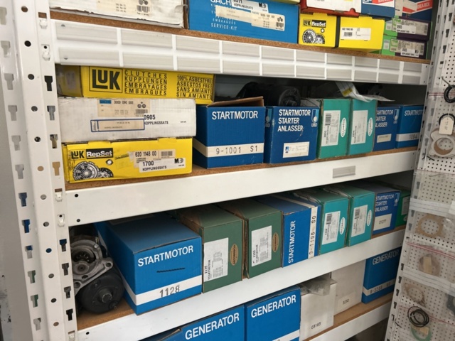 1332683-165 Reservdelslager med blandade fordonsdetaljer