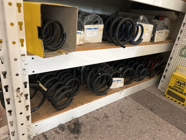 1332683-167 Reservdelslager med blandade fordonsdetaljer