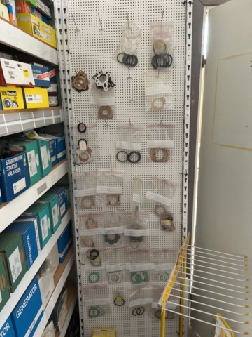 1332683-168 Reservdelslager med blandade fordonsdetaljer