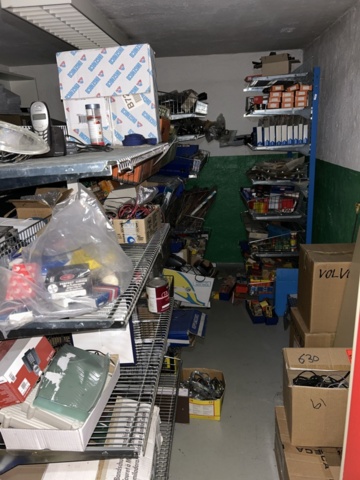 1332683-170 Reservdelslager med blandade fordonsdetaljer