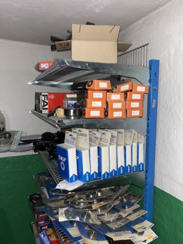 1332683-171 Reservdelslager med blandade fordonsdetaljer