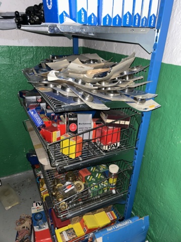 1332683-172 Reservdelslager med blandade fordonsdetaljer