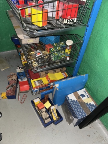 1332683-173 Reservdelslager med blandade fordonsdetaljer