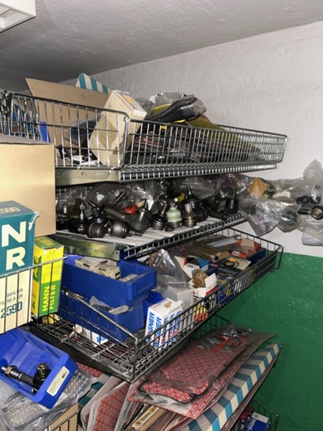 1332683-174 Reservdelslager med blandade fordonsdetaljer