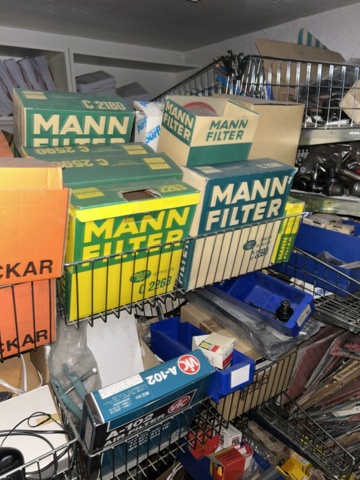 1332683-176 Reservdelslager med blandade fordonsdetaljer