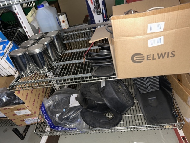 1332683-180 Reservdelslager med blandade fordonsdetaljer