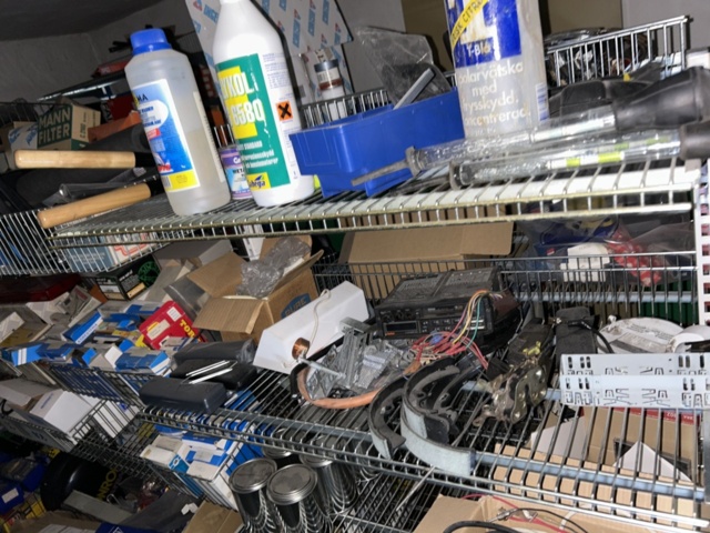 1332683-181 Reservdelslager med blandade fordonsdetaljer