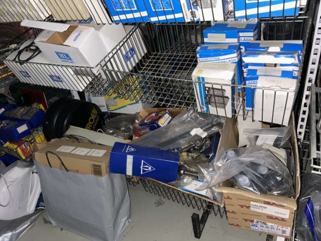 1332683-182 Reservdelslager med blandade fordonsdetaljer