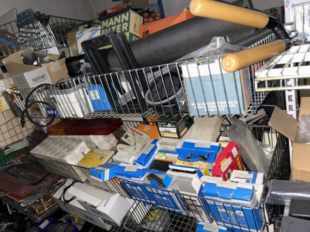 1332683-183 Reservdelslager med blandade fordonsdetaljer