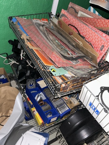 1332683-185 Reservdelslager med blandade fordonsdetaljer