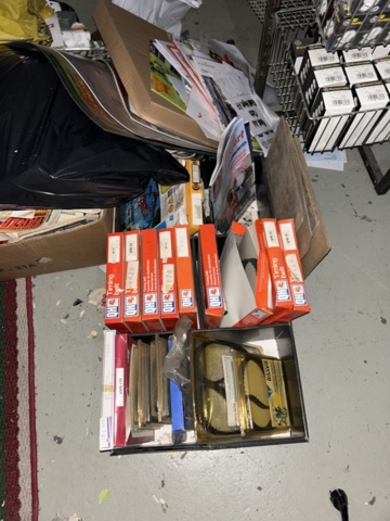 1332683-186 Reservdelslager med blandade fordonsdetaljer