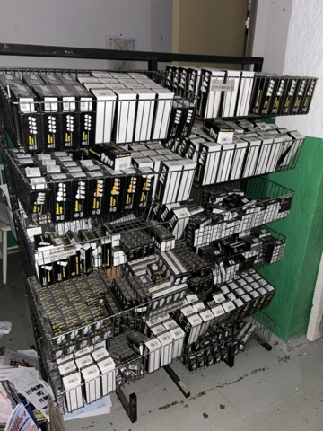 1332683-187 Reservdelslager med blandade fordonsdetaljer