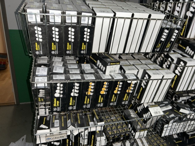 1332683-188 Reservdelslager med blandade fordonsdetaljer