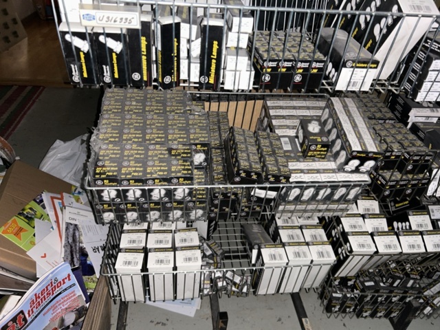 1332683-189 Reservdelslager med blandade fordonsdetaljer