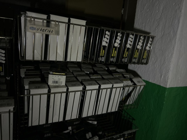 1332683-190 Reservdelslager med blandade fordonsdetaljer