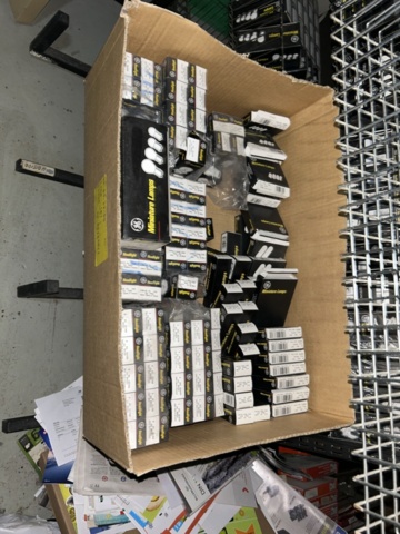 1332683-192 Reservdelslager med blandade fordonsdetaljer