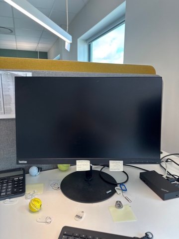 1354683-4 2 monitors, keyboard, mouse and docking station