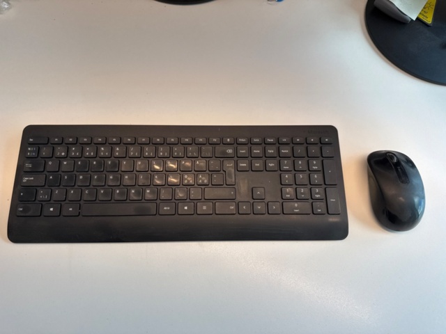 1354683-6 2 monitors, keyboard, mouse and docking station