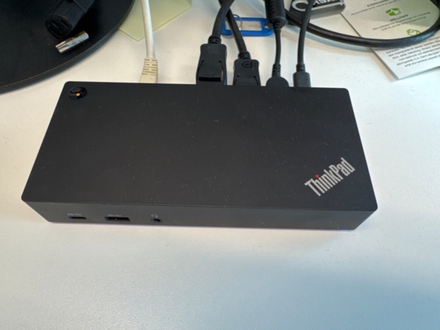 1354683-7 2 monitors, keyboard, mouse and docking station