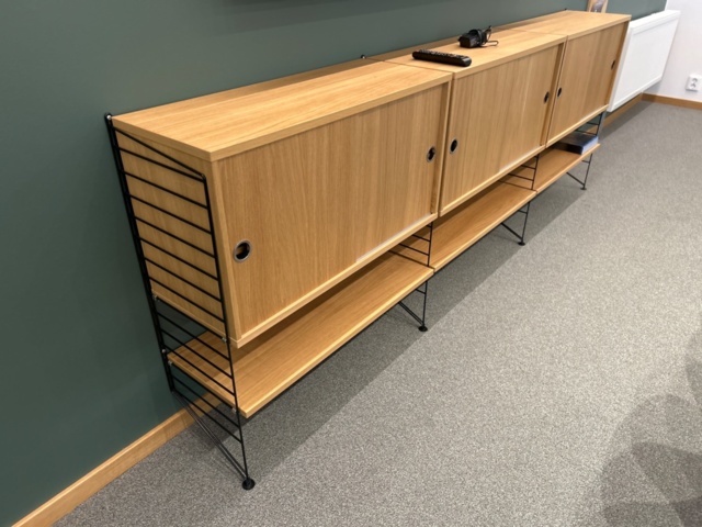 1354749-2 3-part wall shelf with cabinet - String Furniture